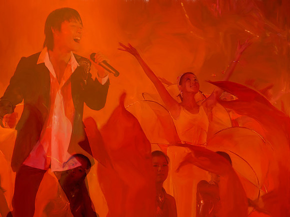 Rock singer and Dai dancers
