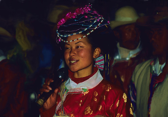 Mosou woman singing to tourists